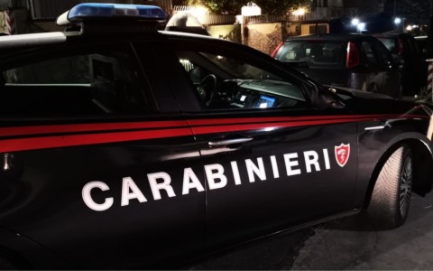 Soliera, ruba dolci e minaccia la vigilanza con un vaso