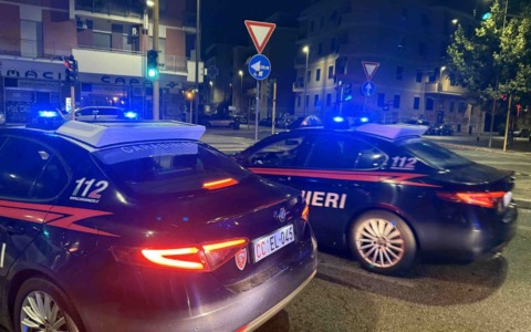 Notte violenta in centro a Modena: denunciato un 19enne