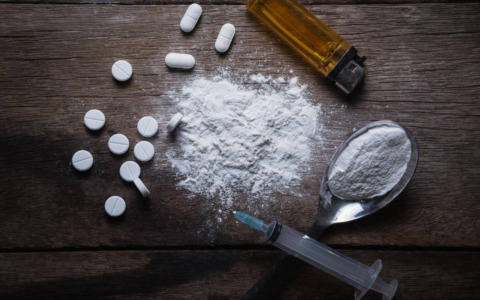 Due arresti in poche ore per droga ed evasione