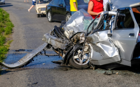Scontro tra due auto, muore una donna