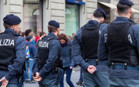 Zainetto sospetto davanti a una banca, interviene a Modena