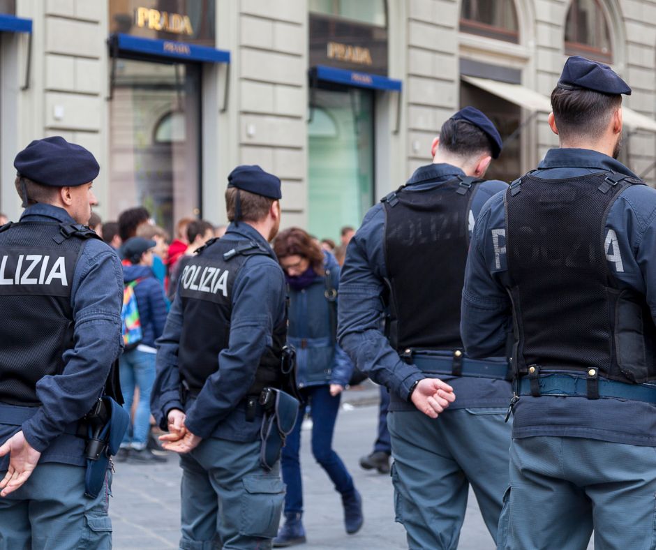 Zainetto sospetto davanti a una banca, interviene a Modena